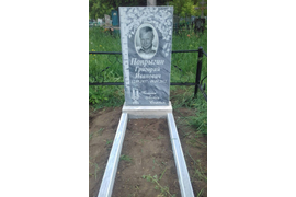 Вертикальный памятник из мрамора с фото (фотокерамика) и с цветником.