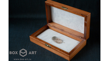 5080 Премиальный футляр
Материал: Карагач, крышка шкатулки из корневой части Камфоры
Материал ложемента: на выбор бархат, замша, сукно, шёлк, атлас и другие.