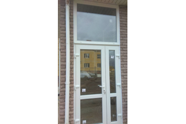 Входная группа в коттедж. Металлопластиковая штульповая (распашная) дверь. Низкий ал. порог, многозапорный нажимной гарнитур, тёплая обвязка фурнитуры по всему контуру. Высота конструкции 3,6 м. Двукамерный энергоэффективный стеклопакет. Профиль Века 70.