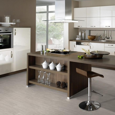 Биополы Purline Wineo 1500 wood L Supreme Oak Silver PL069C в интерьере кухни