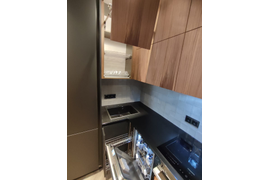 Кухня черная с деревом