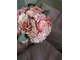 Карамельный букет невесты: диантус, кустовые розы, садовые пионовидные розы, озотамнус, эвкалипт