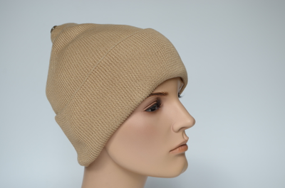 Бежевая осенняя шапка с отворотом