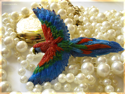 Ара, настоящий попугай. Брошь с попугаем. Миниатюра из полимерной глины