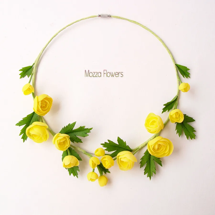 Колье с купавками.