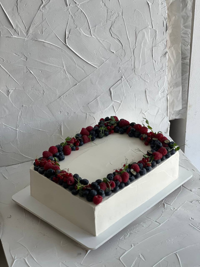 Торт с венком из ягод (от 3х кг)