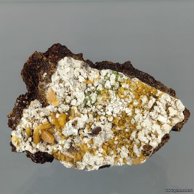 Вульфенит, кальцит (?), лимонит. Мексика. 66*45*27мм