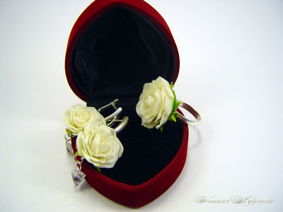 Комплект "Белые розы с цирконами".