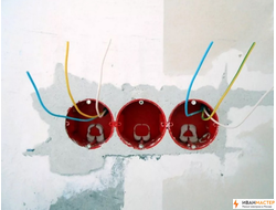 Установка тройных подрозетников в стенах квартиры ИВАНМАСТЕР