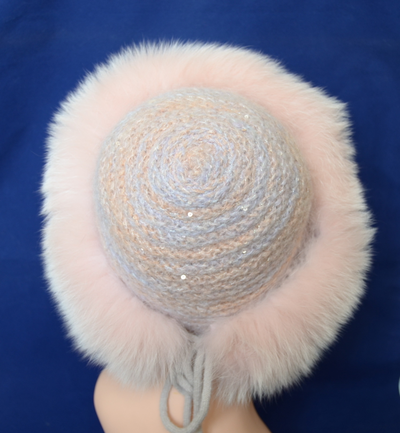 вязаная шапка с мехом розового цвета