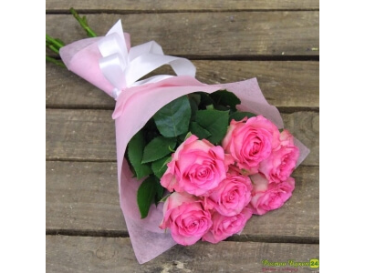 7 розовых роз