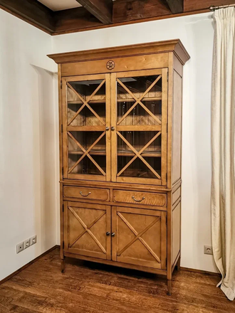 Библиотека закрытая, двери с перекрестиями.