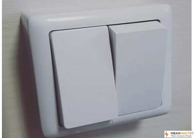 Установка двухклавишного выключателя в загородном доме ИВАНМАСТЕР