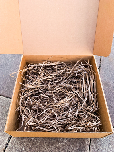 2 штуки - Подарочная коробка с наполнителем КРАФТ и зеленой лентой (32x32x12 см)