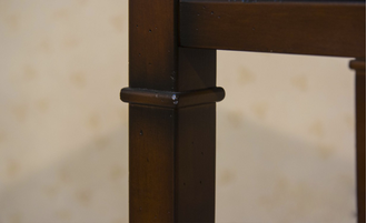 Тумба высокая на прямых точеных ножках.