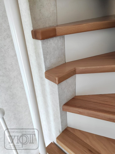 л-12/2. металлические балясины с шарами. ступени и поручень - массив бука под лаком