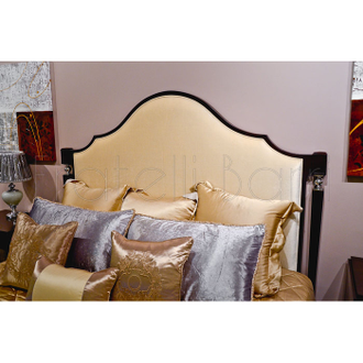 Кровать с балясинами и фигурным мягким изголовьем со светло-бежевой велюровой обивкой