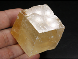 Кальцит оптический золотистый (исландский шпат), скол по спайности, Бразилия (40*36*29 мм, 83 г) №38300