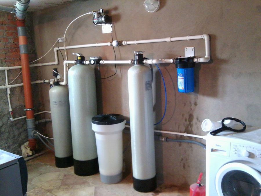 Очистки воды для коттеджа. Система очистки воды Гейзер для загородного. Фильтр обезжелезивания воды Гейзер. Монтаж системы водоочистки Гейзер. Очистная система для воды в квартире.