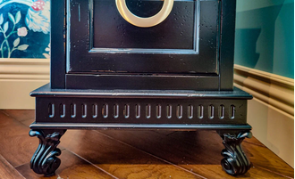 Тумба прикроватная с ручкой - кольцом.