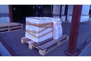 Размещение панелей на паллете и передача груза в ПЭК. Вместе с панелями для клиента отправляется гипсовая шпаклевка Pufas, выступающая в роли клея для гипсовых панелей, которой так же заделываются швы при монтаже.