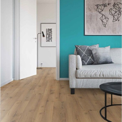 Декор ламината Wineo Дуб Рустик Коричневый LA176XXLV4 в интерьере комнаты