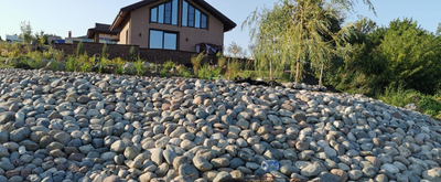 Цветной однотонный валун Домбай, фракция 100-500 мм