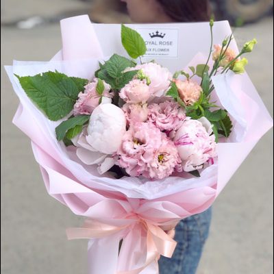 Букет из пионов и эустомы