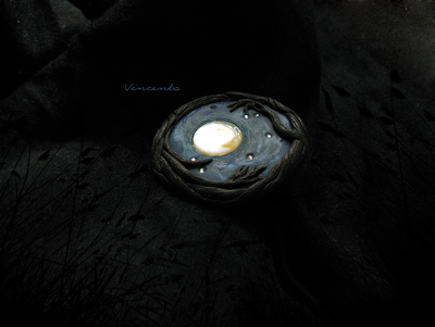 Однажды в полнолуние... Авторская брошь из полимерной глины с винтажным перламутром и стразами Swarovski