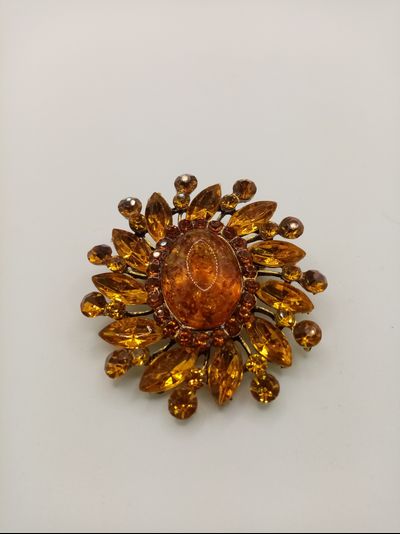 Брошь с медовым кабошоном.