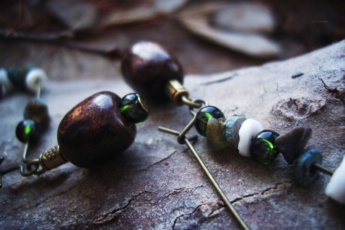Необычные серьги в стиле лесного бохо с натуральными камнями, ракушками и деревянными бусинами