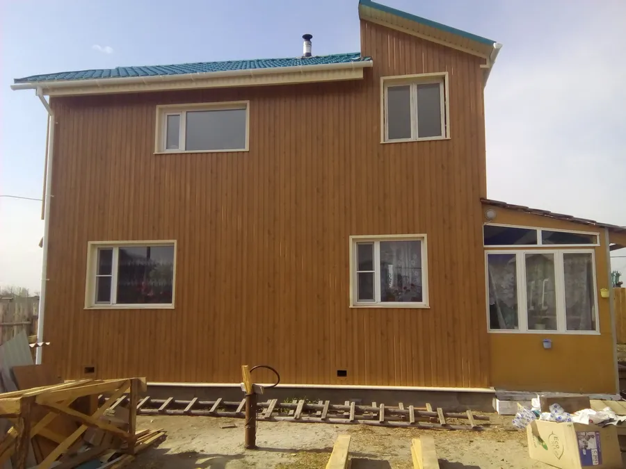 Отделка фасадов дома профнастилом под дерево