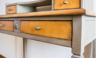 Туалетный столик с верхней надстройкой, с боковыми ящиками.