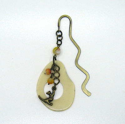 Закладка "Кошка и клубки" с орехом тагуа и агатами