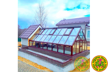 Теплица из алюминия и стекла  по индивидуальному заказу, пристроенная к хозяйственному блоку.