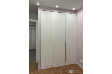 078 Шкаф с распашными дверями, встроенный в нишу. Фасады и корпус: ЛДСП Egger W1000 ST9 Белый премиум