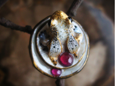 "Дневной светлячок Квакази", волшебное кольцо с лягушкой и натуральными родолитами