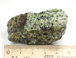 Хризолит (Перидот, Оливин), кристаллы на породе, США (42*30*20 мм, 55 г) №38094