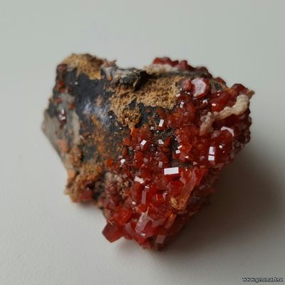 Ванадинит на породе. Марокко. 25*25*20мм