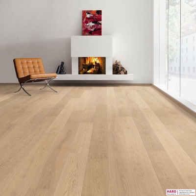 Декор паркетной доски Haro Дуб Пуро Белый Маркант браш 1-пол, лак 538960 в интерьере гостиной