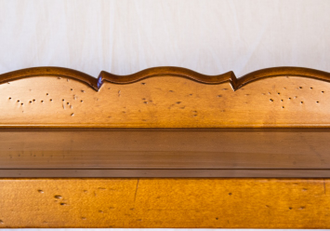 Этажерка с открытыми полками в три яруса.