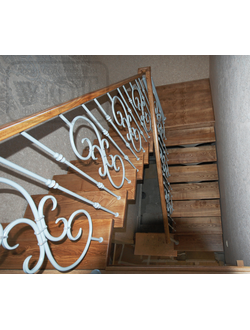 кованое ограждение (поручень-массив ясеня)