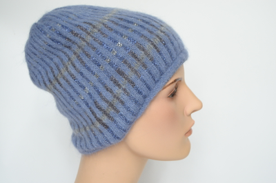 Вязаная шапка фиолетового цвета фото