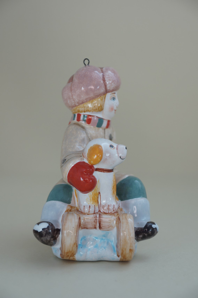 Мальчик на санях с собачкой