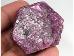 Корунд красный (рубин), кристалл, Мьянма (42*41*34 мм, 108 г) №28658