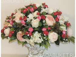 Композиция красно-белая из искусственных цветов в греческой вазе № АР042/Купить для украшения дома