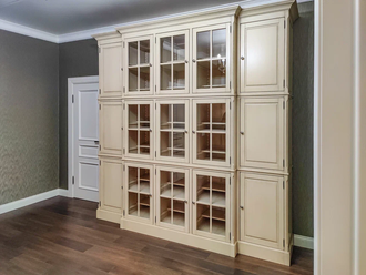 Библиотека многосекционная в классическом стиле.