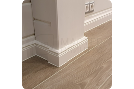 Визуальная гармония: монтаж плинтуса Dollken Cubu Hamburg Style 100 создает гармоничное сочетание классического дизайна и современных технологий производства.