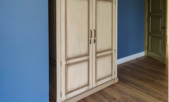 Шкаф для одежды с антресолью.