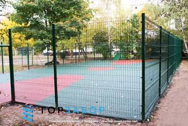 Ремонт спортивного ограждения из сетчатых панелей